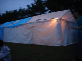テントの隙間をブルーシートで覆ったものの……？